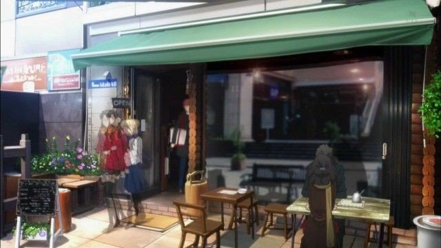 Everyday conversation in front of a tea shop